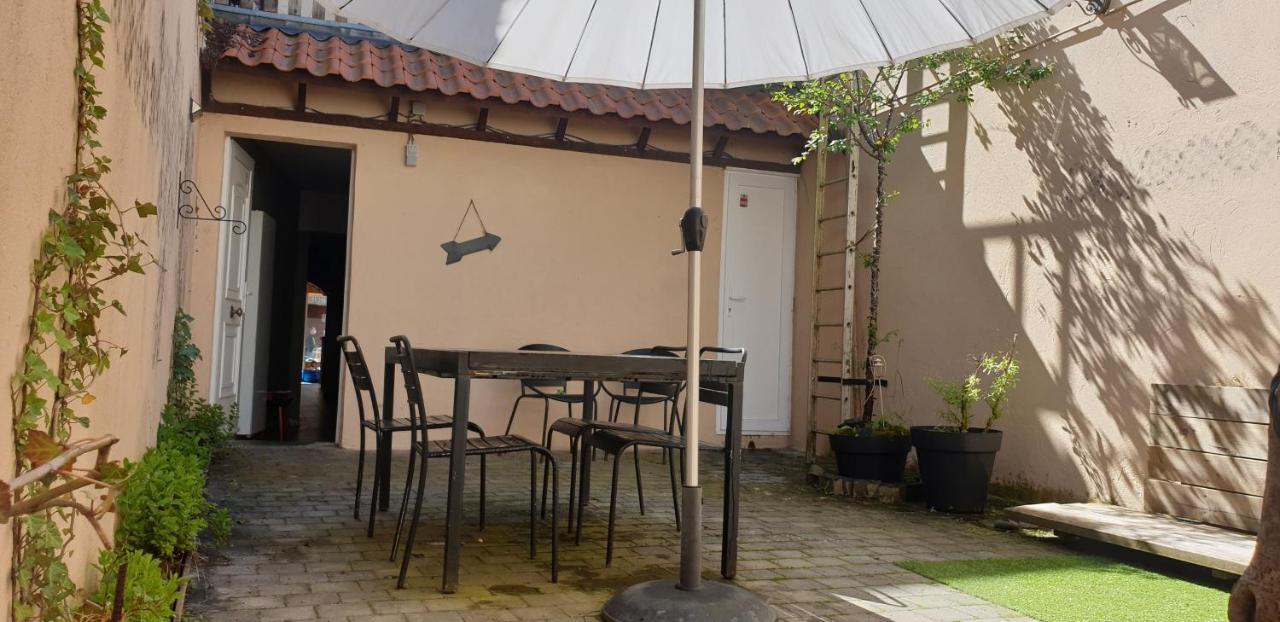 Le Patio Belle Maison En Plein Centre Ville, Avec Grande Terrasse Au Calme Бастон Екстериор снимка